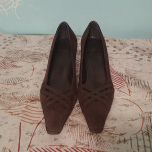 Stuart Weitzman Brown Suede Pump - Size 8.5M EUC!
